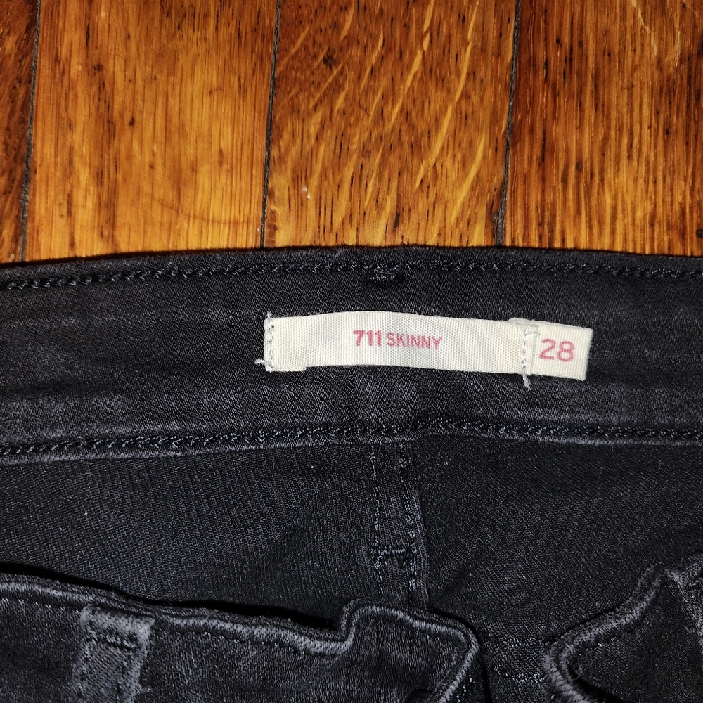 Levi's Women's 711 Skinny Size 28
